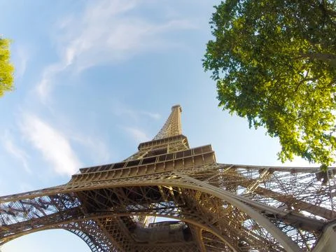 Unusual image of the Eiffel Tower seen from below with a wide angle. Metall.. Stockfoto's