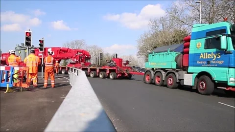 Unusual load movement Video stock 172114353