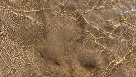 Unusual patterns on the surface of the water. Video stock 113722586