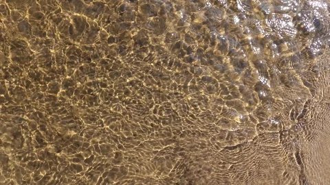 Unusual patterns on the surface of the water. Video stock 113722587