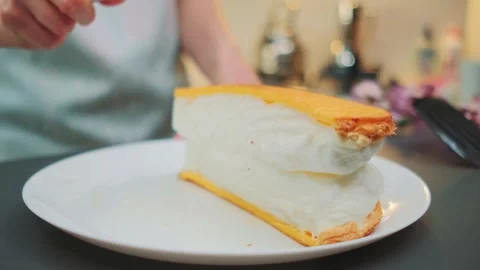 An unusually lush egg omelette lies on a plate Vídeos de archivo 252197996