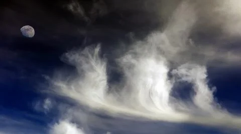 Unusually shaped feather-like clouds create a stunning sky display at twili.. Foto stock