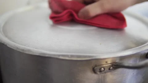 Unveiling the Steam Close-Up Encounter with Boiling Pot Vídeos de archivo 246568907