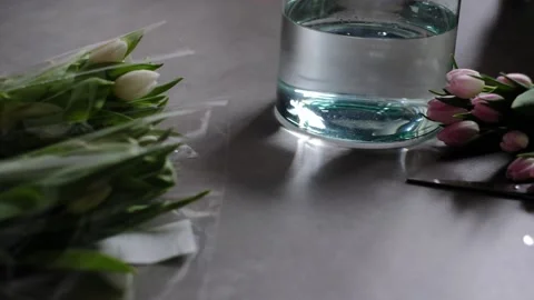 Unwrapping flowers Video stock 233512949