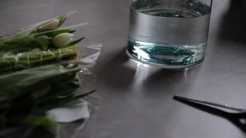 Unwrapping flowers Video stock 233513004