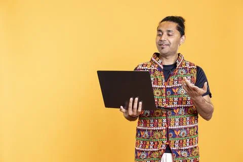 Upbeat software developer remotely helping client with errors on laptop Foto stock