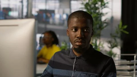 Upbeat software engineer utilizing cloud computing tech 库存照片