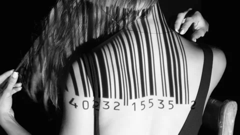 UPC code projected onto young womans back. Vidéo 187143175
