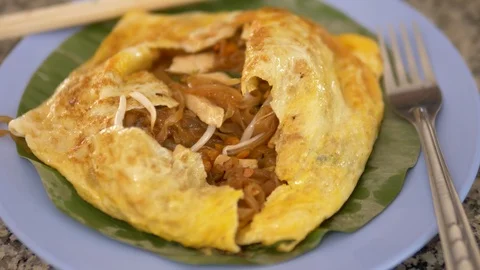 Upclose of an pad thai omellete Stock Footage 123725296