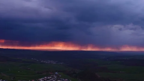 Upcoming thunderstorm at dusk Видео 74949832