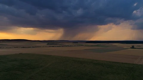 Upcoming thunderstorm Видео 93545821