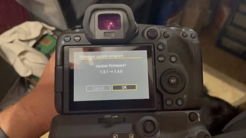 Updating camera firmware Vídeos de archivo 172335767