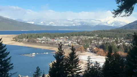 Upper Arrow Lake Serene Town with Snow-Capped Mountains - Nakusp Vidéo 345178990