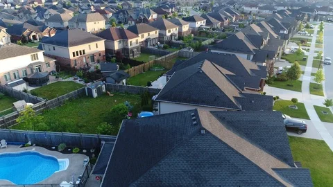 Upper Class Neighborhood Low Flying Aerial Home Rooftops Lawns Backywards Dr 動画素材 124489592