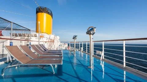 Upper deck of cruise liner with empty chairs Foto stock