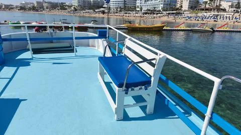 The upper deck of a tourist excursion boat with blue seats Foto stock