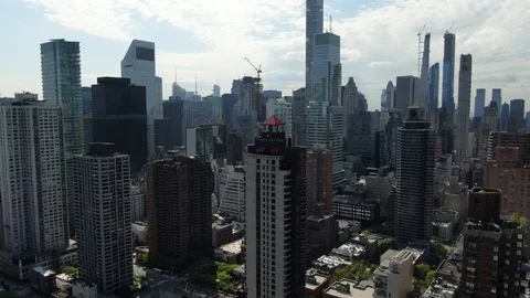 Upper East Side apartment towers below the Midtown Manhattan skyline Vídeos de archivo 107753603