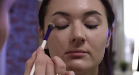 Upper eyelid makeup Stock Footage 149249432