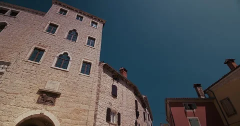 Upper facade of Soardo-Bembo Castle in Bale Vídeo Stock 333991388