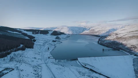 Upper Glendevon Reservoir at winter flying over Vidéo 146567663