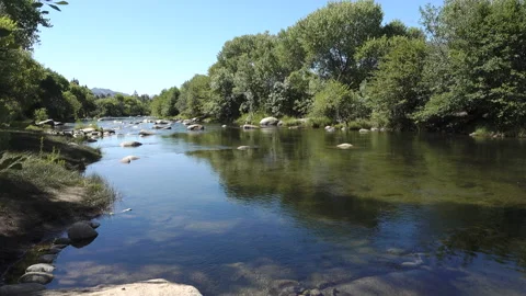 The upper Kern River in the eastern Sierra Nevada mountains Vidéo 133143176