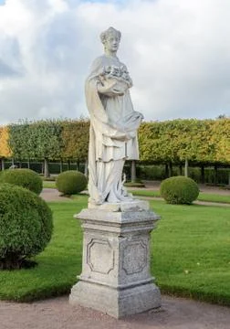The upper park was created under Tsar Peter I. It is located in Peterhof betw Stock-Fotos