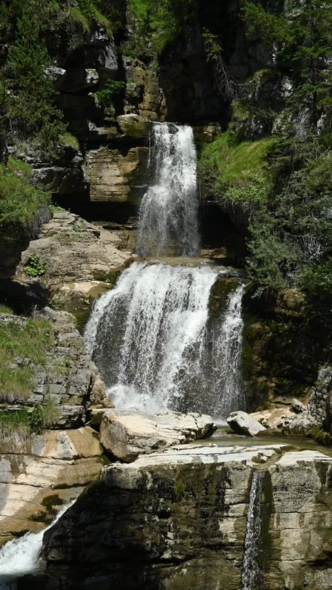 The upper part of the main waterfall at Kuhflucht Wasserfälle, vertial shot 스톡 동영상 260869547