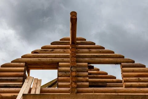 Upper part of the second floor of a log house under construction Foto stock
