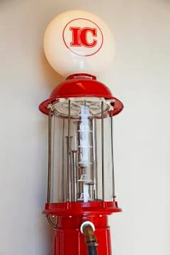 Upper part of a very old red petrol pump Foto stock