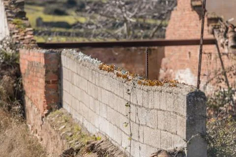 The upper part of a wall filled with pieces of broken glass of an abandoned Foto stock