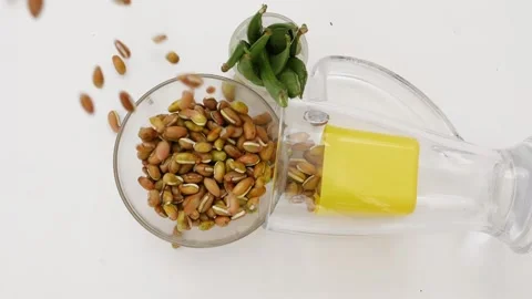 Upper view of falling bean seeds in transparent glass bowl Vídeo Stock 159638285
