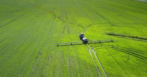 Upper view tractor trailer makes circle traces on fields Vidéo 94567738