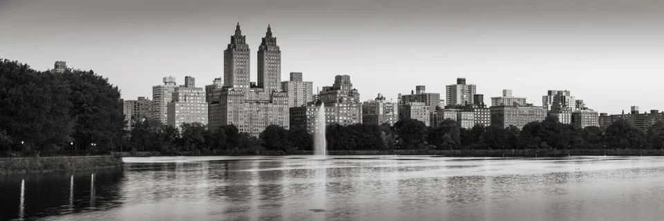 Upper West Side and Central Park Reservoir at Dawn in Black &amp; White. New York Foto stock