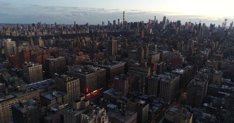 Upper West Side residential blocks face distant Midtown skyline Vídeos de archivo 83769476
