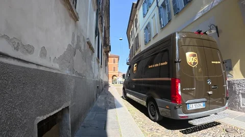 UPS delivery van blocking narrow street Italy urban logistics last mile 스톡 동영상 333838888