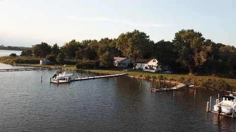 Upscale Properties, Boats and Docks on Shoreline of Kent Island, Vídeos de archivo 122669907