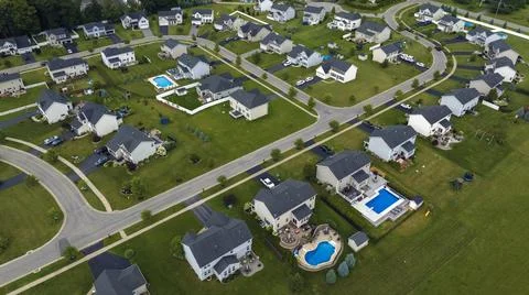 Upscale suburban homes with large backyards and green grassy lawns in summe.. Stock Photos