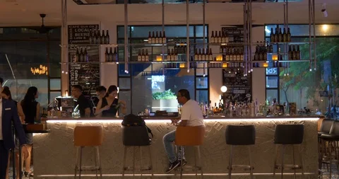 An upscale wine network event at upscale jazz lounge Vidéo 97522167