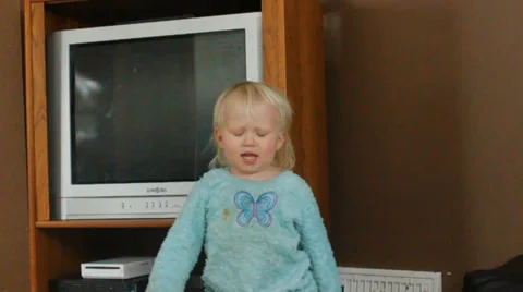 Upset 2 year old tattles Stock Footage 35800182