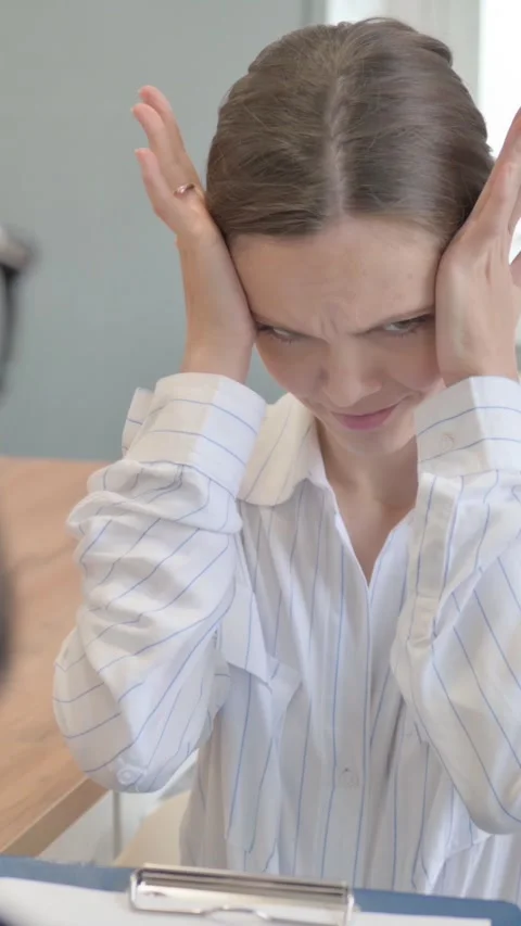 Upset female with Headache while sitting in session with Mature Counselor, Vídeo Stock 325695756