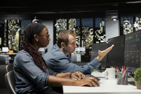 Upset manager berating intern in AI focused startup, giving negative feedback 库存照片