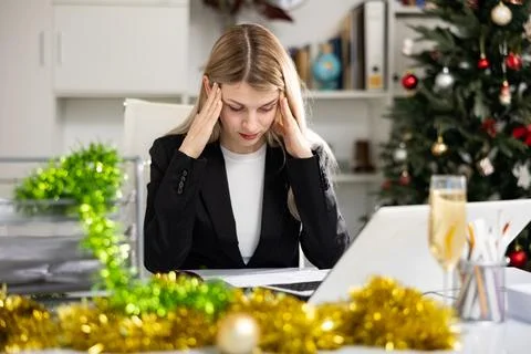 Upset manager working at computer during christmas holidays Foto stock