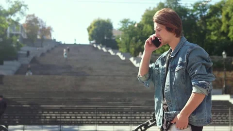 Upset redhead guy talking on the phone Stock-Footage 163364327