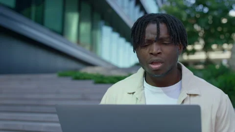 Upset young man reading bad news on laptop Видео 317455542