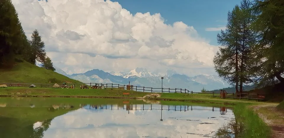 Upside Down Reflection of Clouds and Fields Stock-Fotos