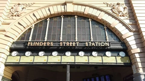 Upward camera sweep of the front of the iconic Flinders Street  Station Vídeos de archivo 140266486
