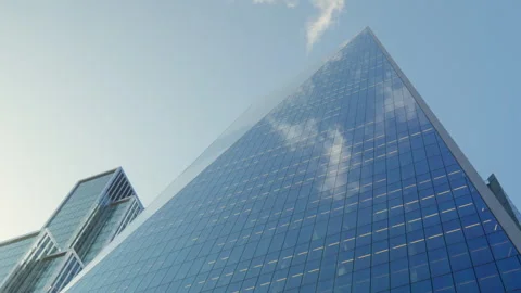 Upward exterior view of cloud passing over modern angular skyscraper The Scalpel Vídeos de archivo 320172672
