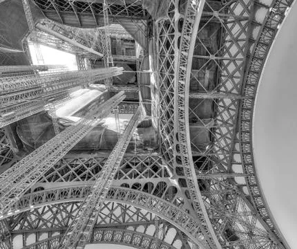 Upward view of Eiffel Tower on a beautiful sunny winter day - Pa Foto stock