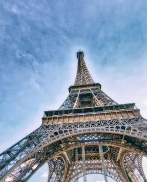 Upward view of Eiffel Tower on a beautiful sunny winter day - Pa Foto stock