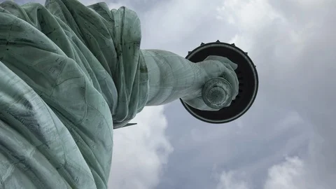 Upward view of the torch on the Statue of Liberty, time lapse of clouds passing. Stock-Footage 129841346